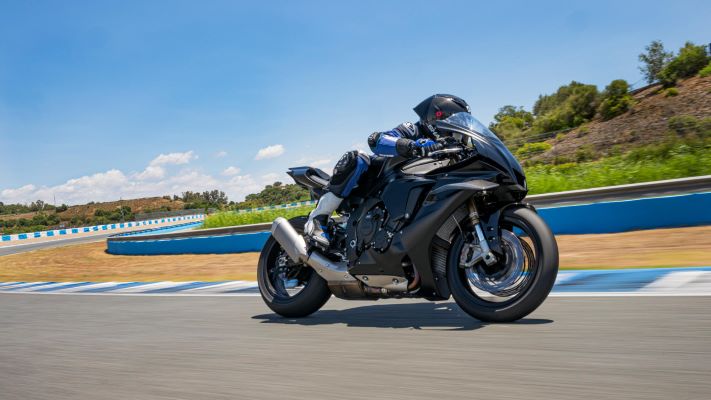 2025-Yamaha-YZF1000R1COMP-EU-Tech_Black-Action-001-03