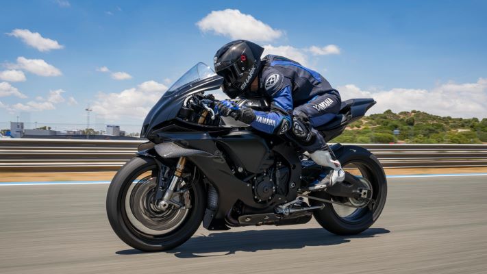 2025-Yamaha-YZF1000R1COMP-EU-Tech_Black-Action-003-03