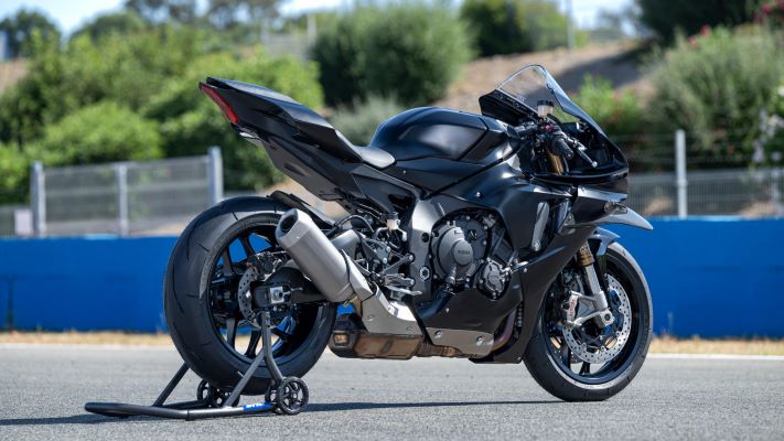 2025-Yamaha-YZF1000R1COMP-EU-Tech_Black-Static-003-03