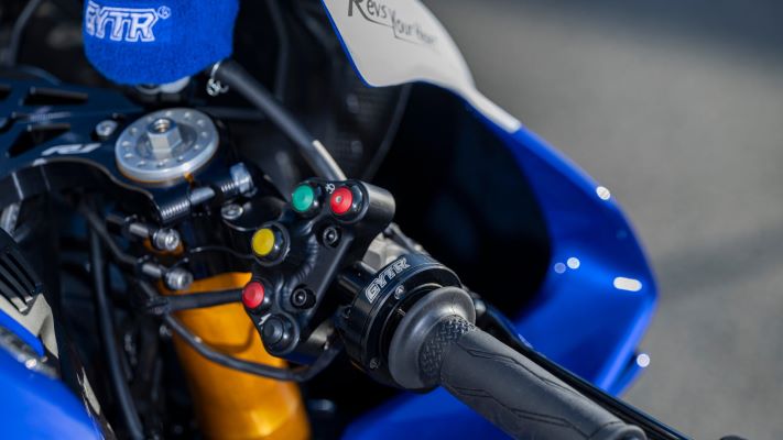 2025-Yamaha-YZF1000R1GYTR-EU-Detail-010-03