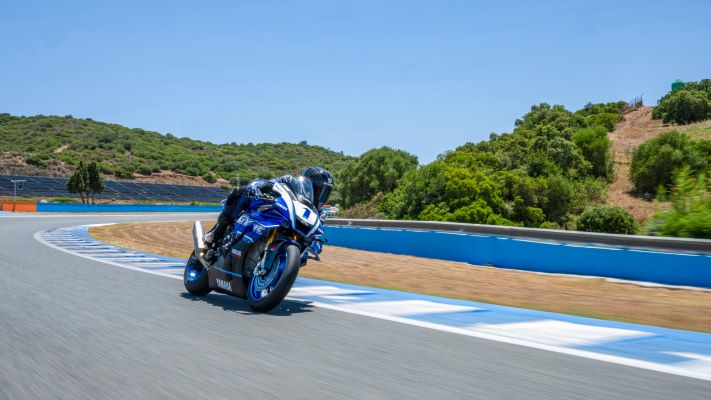 2025-Yamaha-YZF1000R1GYTR-EU-Primer_Black-Action-003-03