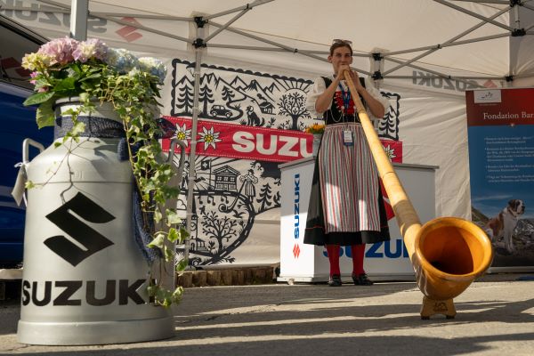 Lisa_Stoll_am_SUZUKI_Stand_-_Alphorn555