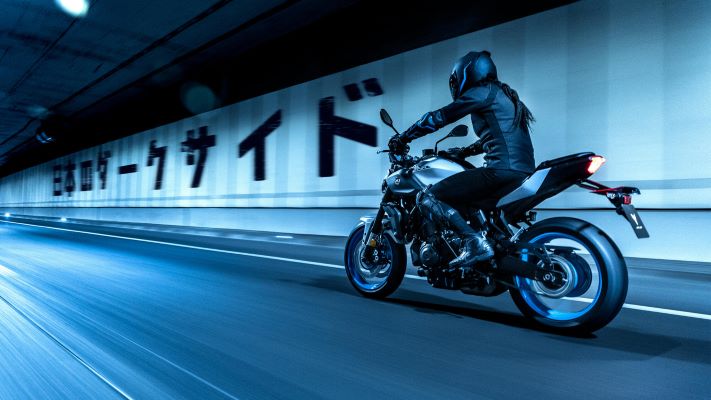 2025-Yamaha-MT07A-EU-Ice_Storm-Action-010-03