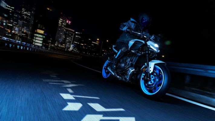 2025-Yamaha-MT07AS-EU-Ice_Storm-Action-001-03