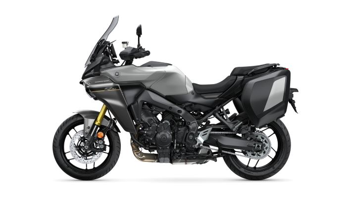 2025-Yamaha-MT09ATRDX-EU-Ceramic_Ice-Studio-006-03