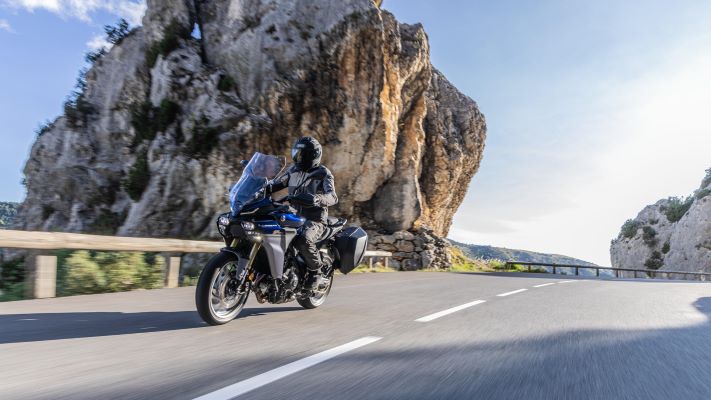 2025-Yamaha-MT09ATRDXCS-EU-Cobalt_Blue-Action-003-03