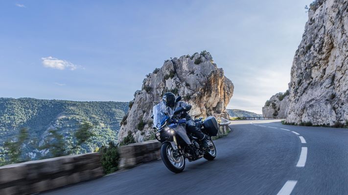 2025-Yamaha-MT09ATRDXCS-EU-Cobalt_Blue-Action-007-03