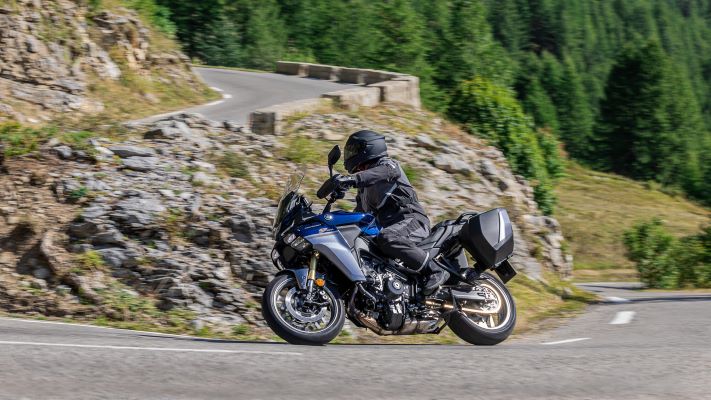 2025-Yamaha-MT09ATRDXCS-EU-Cobalt_Blue-Action-015-03