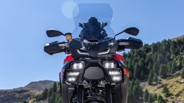 2025-Yamaha-MT09ATRS-EU-Detail-006-03