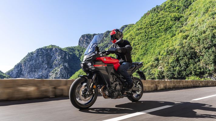 2025-Yamaha-MT09ATRS-EU-Redline-Action-005-03