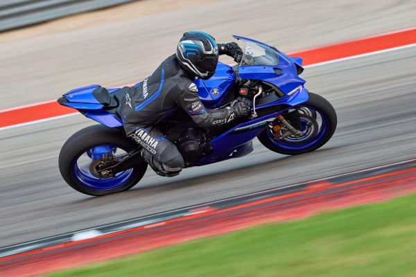 2025-Yamaha-YZF900R9-EU-Icon_Blue-Action-008-03