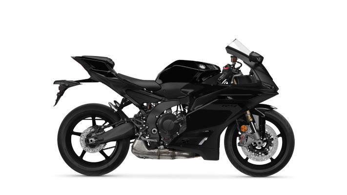 025-Yamaha-YZF900R9-EU-Tech_Black-Studio-002-03