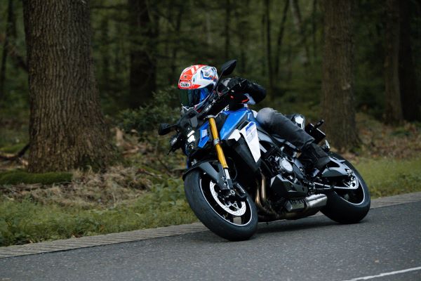 SUZUKI_GSX-S1000_-_Action_2