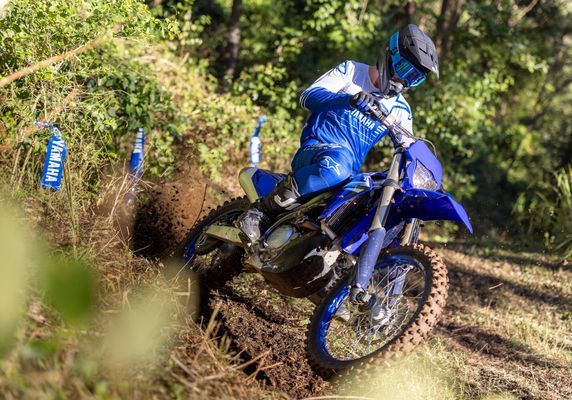 2025-Yamaha-WR450F-EU-Icon_Blue-Action-001-03