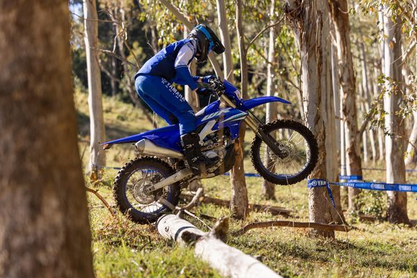 2025-Yamaha-WR450F-EU-Icon_Blue-Action-003-03