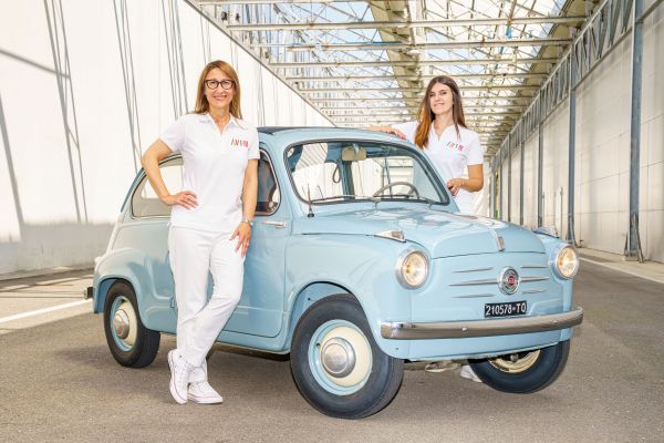 LauraConfalonierieValentinaMenassialvolantedellaFiat600del1955