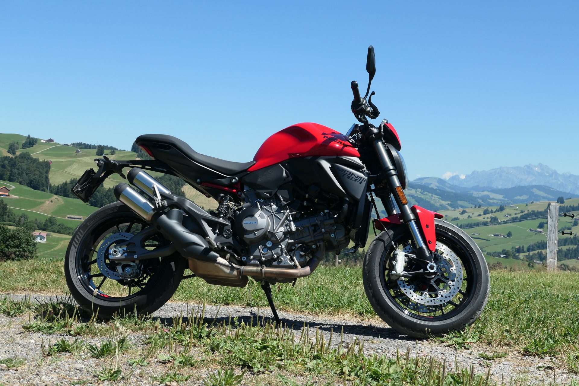 Ducati-Monster-Seitenansicht-Alpen-01