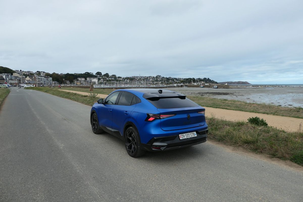 Renault Rafale E‑Tech 4×4 300 atelier Alpine, coastal road