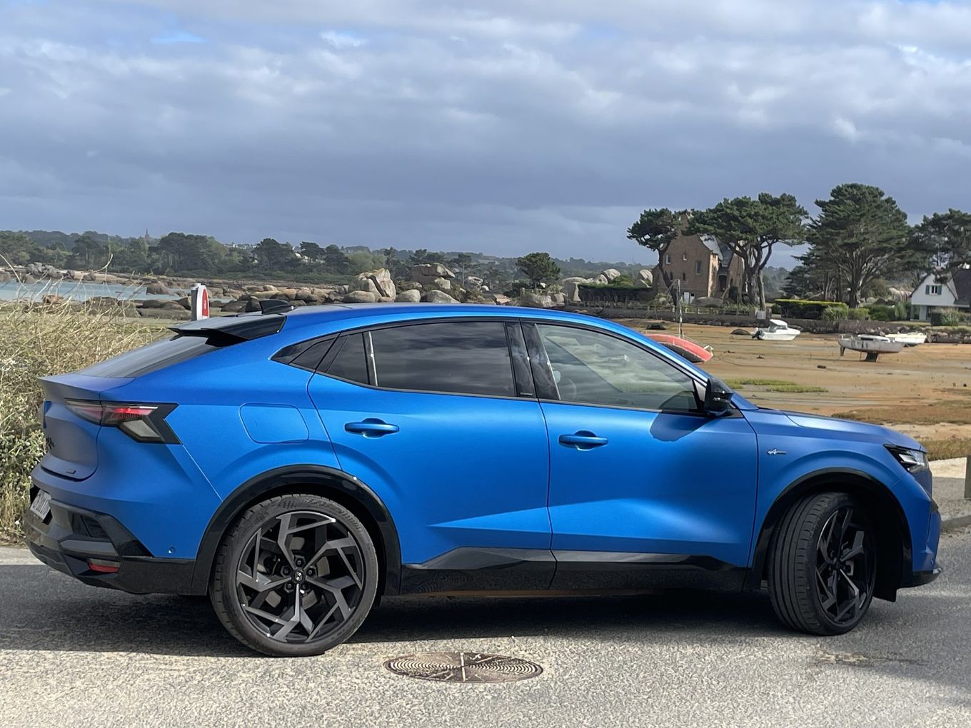 Renault Rafale E‑Tech 4×4 300 atelier Alpine, Côte de granit rose.
