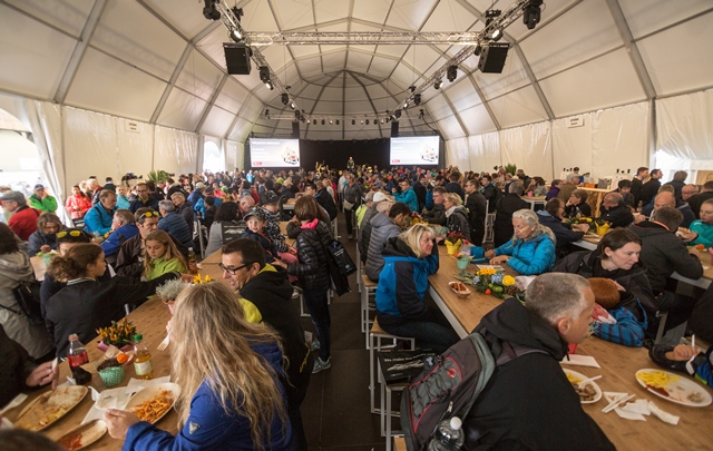 Migliaia in festa per i 70 anni di VW in Svizzera
