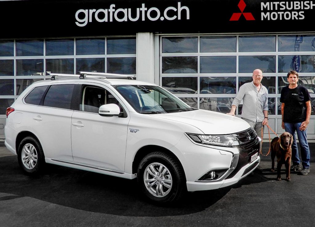 Förster versorgt sein Revier im Outlander PHEV