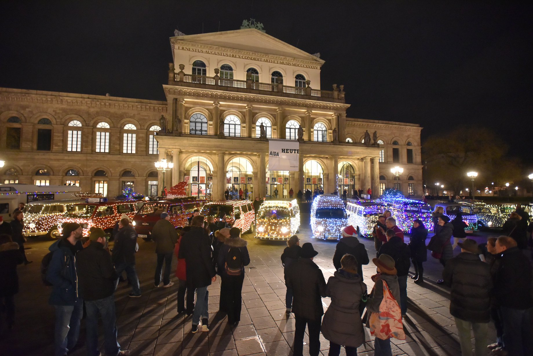 Auf Weihnachtstour durch Hannover: Leuchtende Bullis sorgen für