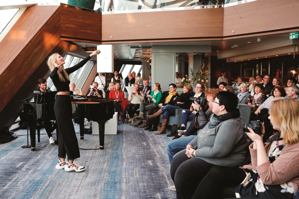 Neue Mein Schiff 2 von TUI Cruises besucht Bremerhaven