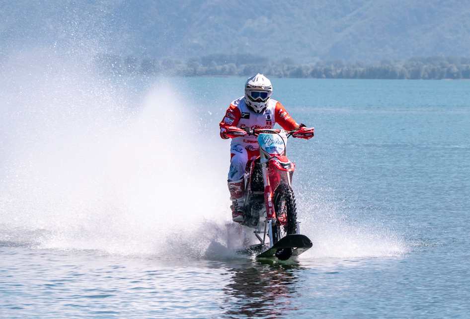 Luca Colombo fa il record di velocità sull’acqua