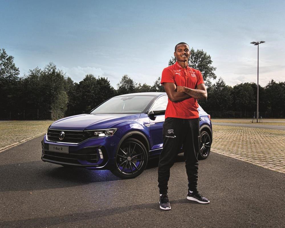 Manuel Akanji al volante della T-Roc R