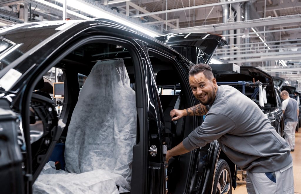 Trauffer al lavoro in fabbrica dalla Volkswagen
