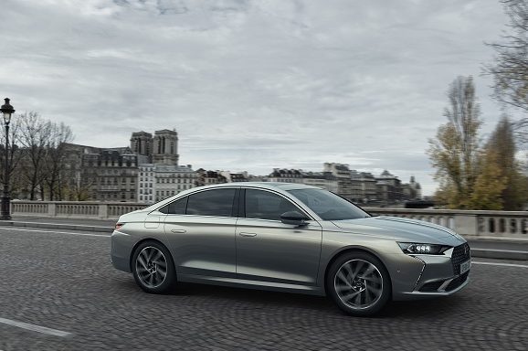 La grande berlina DS 9 ha linee eleganti e un design innovativo
