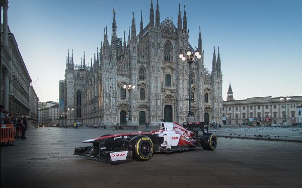 ALFA ROMEO SVEGLIA MILANO CON LA F1