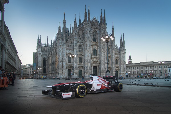 Alfa Romeo weckt Mailand zum 112. Geburtstag mit der Formel 1 auf