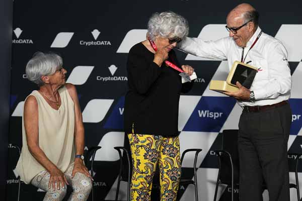 Luigi's daughter Blanca Taveri L Luigi's widow Tilde Taveri and Dorna CEO Carmelo Ezpeleta R_motogp.com