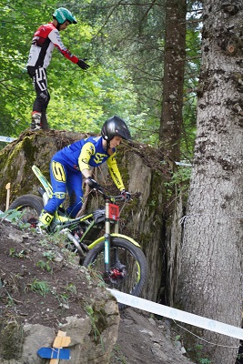 Loeche_CharlotteSuard_en_descente_Pretalli_prepare