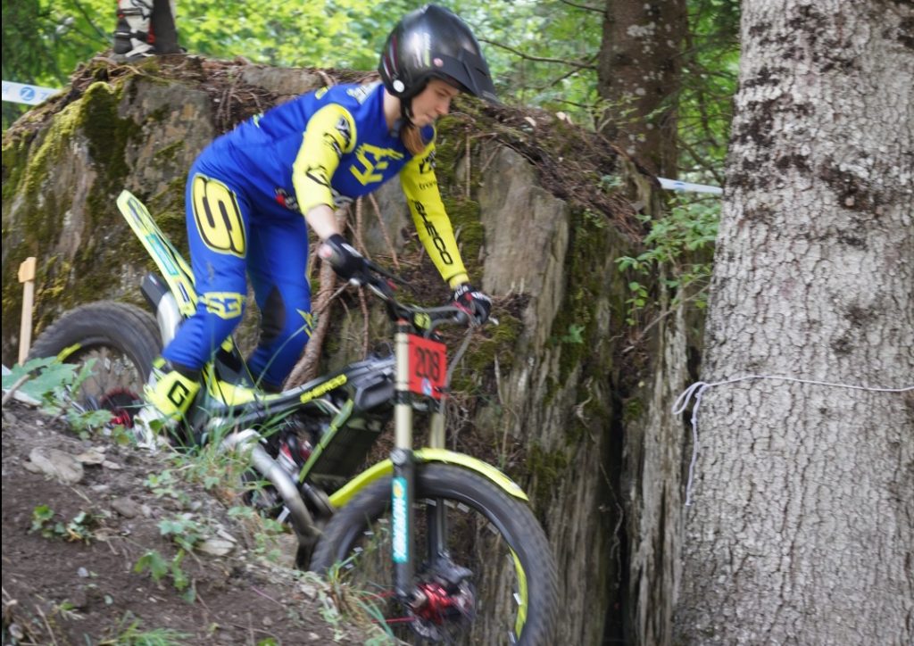 Loeche_CharlotteSuard_en_descente_Pretalli_prepare_b