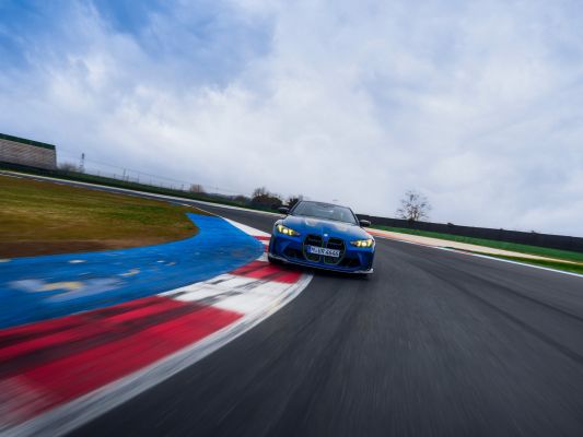 P90589397_lowRes_the-bmw-m4-cs-editio