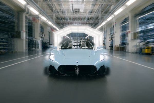 Original-25990-00-mc20-cielo-officine-fuoriserie-maserati