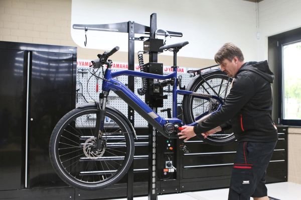 2024_YAM_GENERIC_SERVICE-EBIKES_EU_NA_PEO_001_03_preview