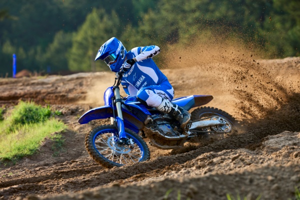 2026_YAM_YZ450F_EU_DPBSE_ACT_008_03_preview_maxWidth_600_maxHeight_400_ppi_300_quality_100