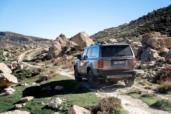 Toyota_Land_Cruiser_Hybrid_48V_02