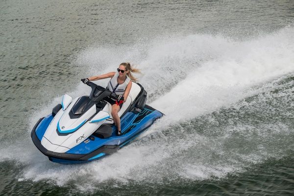 2026-Yamaha-FX-HO-EU-Deepwater_Blue-Action-001-03