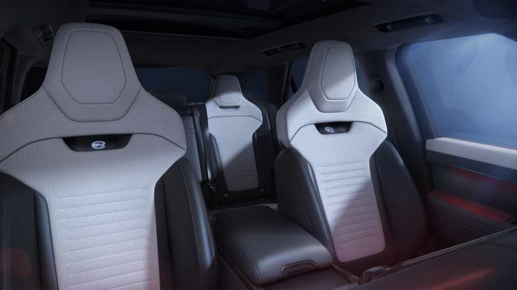 RRS_SV_Carbon_Interior_16x9_8K_SH027_PR