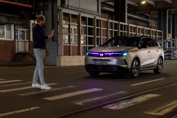 Opelpresentalacomunicazioneluminosabasatasullintelligenzaartificialeneiveicoliautonomi (1)