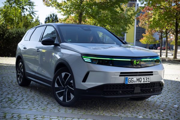 Opelpresentalacomunicazioneluminosabasatasullintelligenzaartificialeneiveicoliautonomi (5)