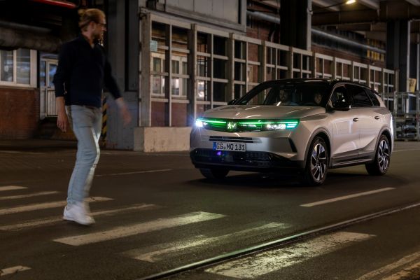 Opelpresentalacomunicazioneluminosabasatasullintelligenzaartificialeneiveicoliautonomi
