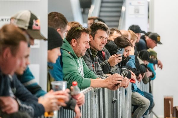 transport.ch_Besucher mit Handy