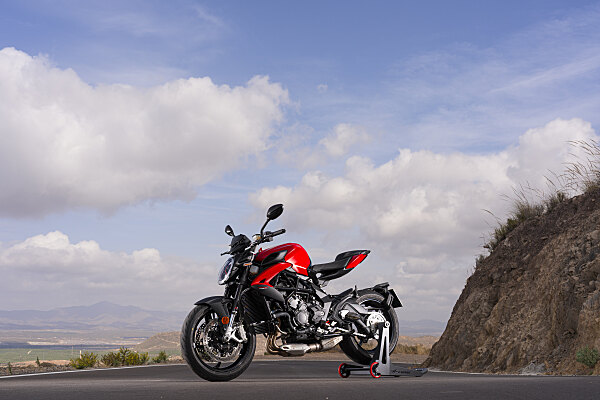 BRUTALE 800_STATIC (3) 600x400