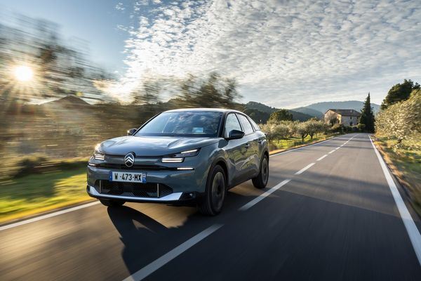 CITROËN C4 HYBRID – EINE STARKE PRÄSENZ AUF DER STRASSE