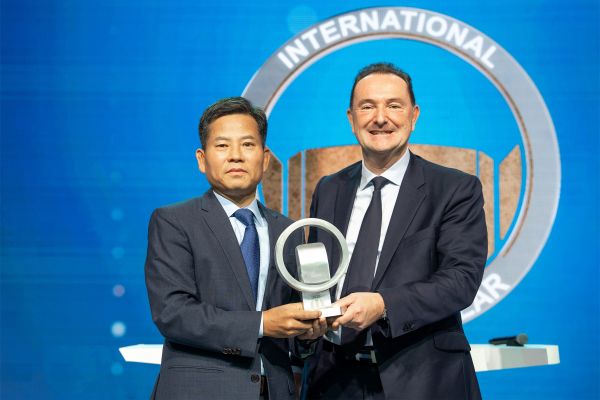 Kia-Solutrans-IVOTY-2026-Sangdae Kim and Marc Hedrich print-3600x2400-009